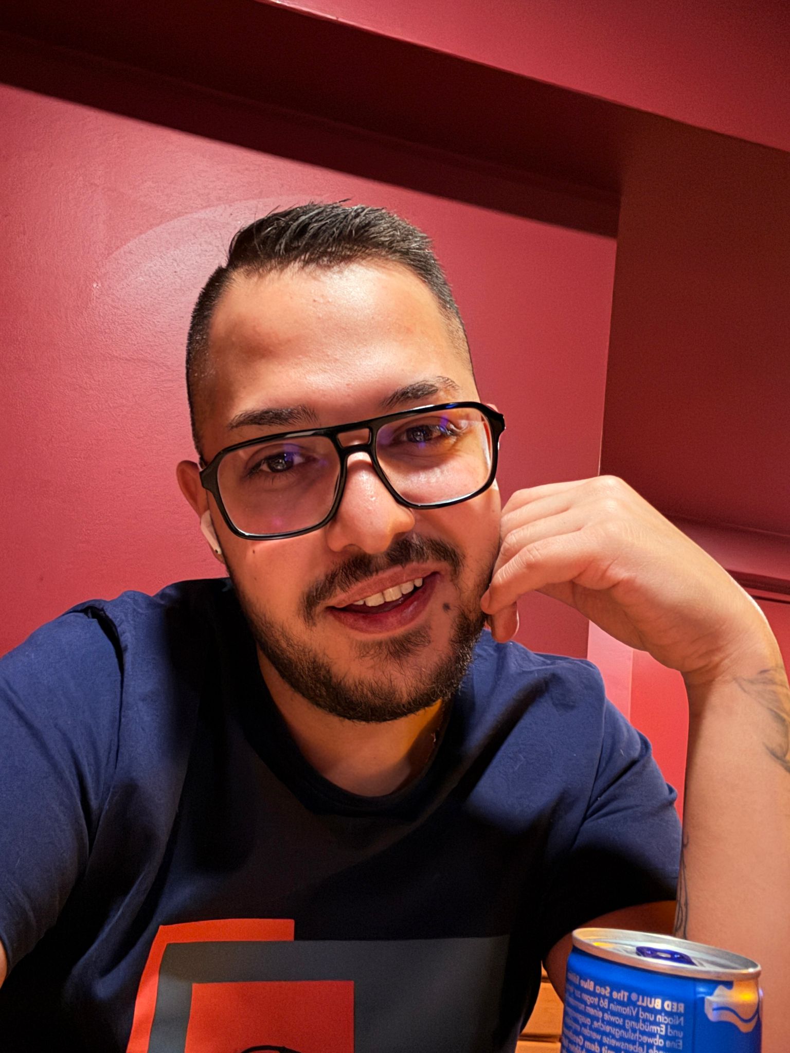 Slavi, der Inhaber von Slavi's Bar, oder eine charakteristische Aufnahme der Bar-Einrichtung